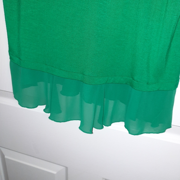 Chacha Vente green shirt with sheer flutter sleeve and hem sz. M New With Tags - Picture 4 of 6